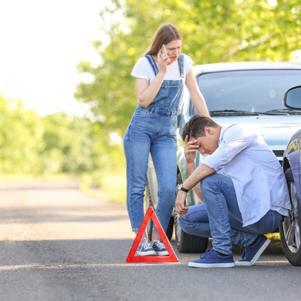 Jak poradzić sobie z awarią samochodu w trasie?