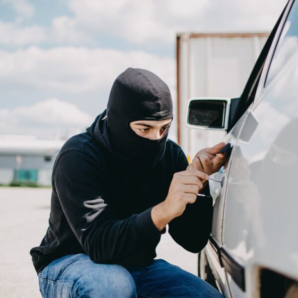 Jak skutecznie zabezpieczyć samochód przed kradzieżą?