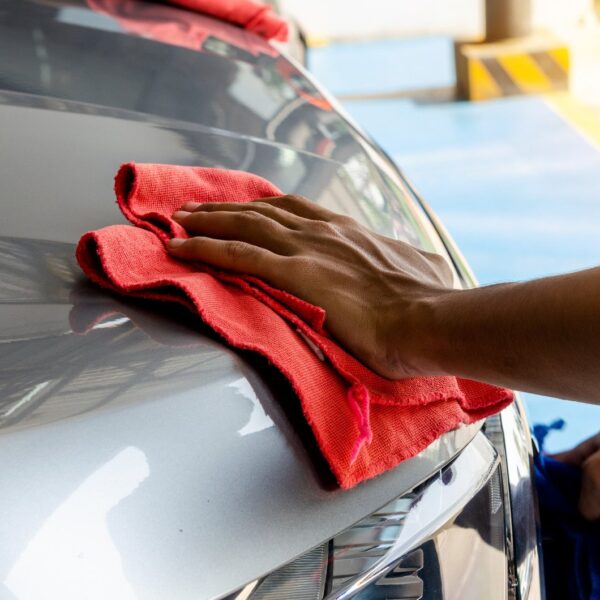 Jak skutecznie usunąć rysy z lakieru samochodu?