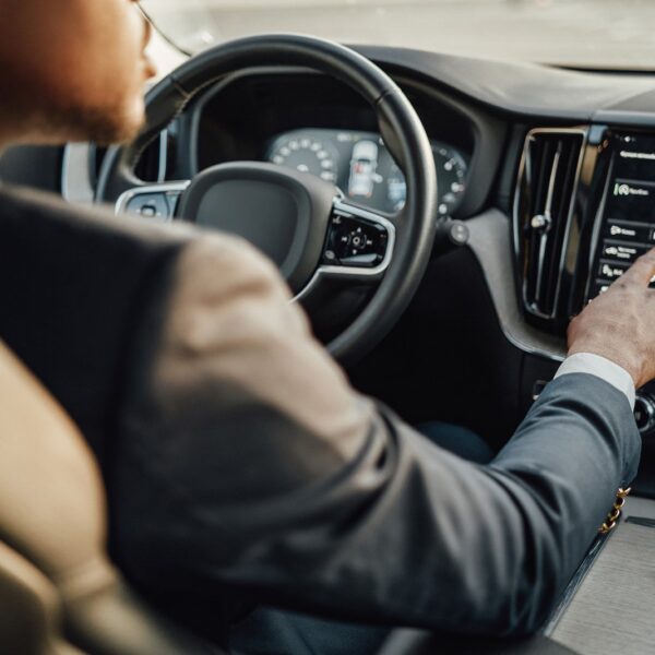 Sposoby na redukcję hałasu we wnętrzu pojazdu – dźwiękoizolacja samochodowa.