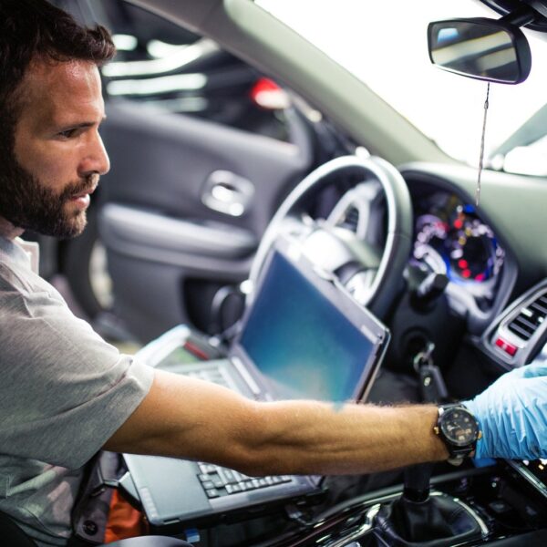 Jak korzystanie z samochodowej aplikacji diagnostycznej może ułatwić codzienną eksploatację auta?
