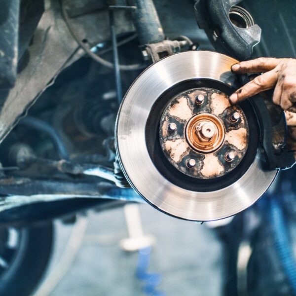 Jak prawidłowo dbać o system hamulcowy w aucie hybrydowym?