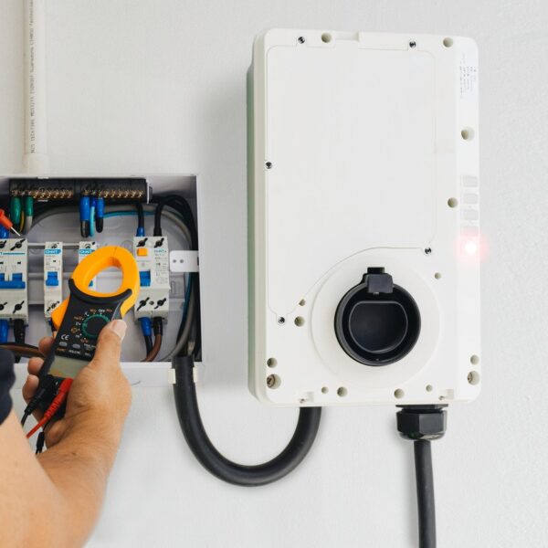 Jak wybrać odpowiednią stację ładowania domowego dla samochodu elektrycznego?