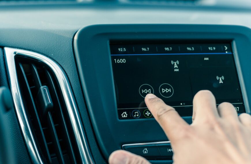 Innowacje w systemach informacyjno-rozrywkowych – co nowego w samochodach?